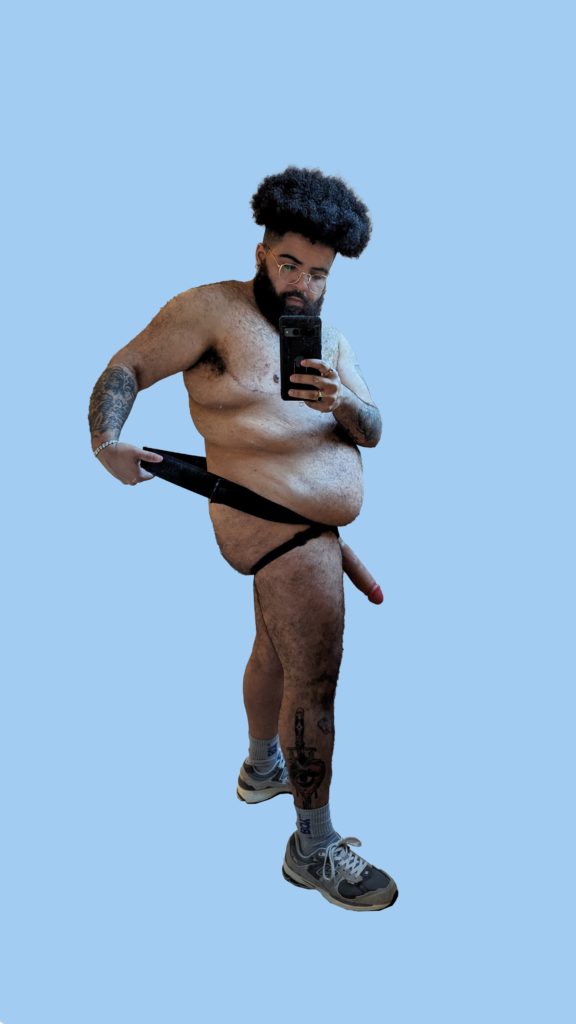 A photo of Bappie Kortram demonstrating the stretch of the Spareparts Joque Harness