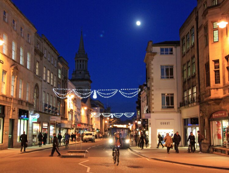 Oxford High Street at night. Photocredit Lionel Leo via Wikimedia Commons
