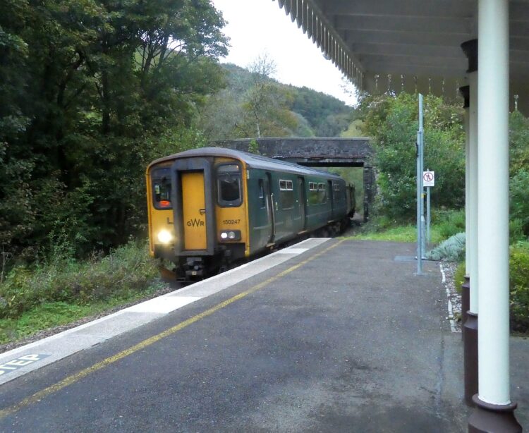 A train approaches the platform at Sandplace Halt on the Looe Train Line in Cornwall. Photocredit: Rob Farrow via Wikimedia Commons