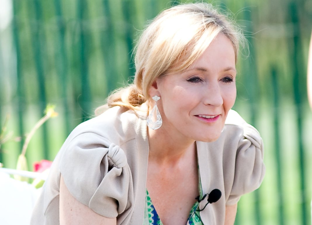 Did JK Rowling agree with Nazis? JK Rowling smiling at the crowd during her book reading at the white house in 2010.
