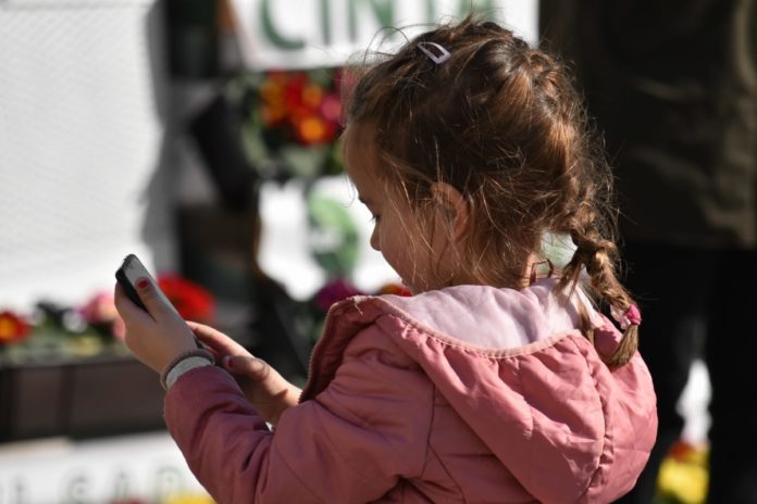 A very young girl using a smart phone and my plea to Esther Ghey about children's privacy. Credit Bicanski via Wikimedia Commons